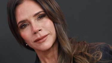 El truco de maquillaje de Victoria Beckham para levantar la mirada: es simple y se puede copiar en casa