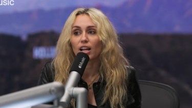 Miley Cyrus recordó su última charla con Dolly Parton y el consejo que todavía la acompaña: “Siempre tenía razón”
