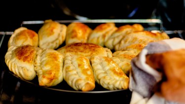 El truco del vinagre antes de cocinar empanadas: para qué sirve y cómo hacerlo