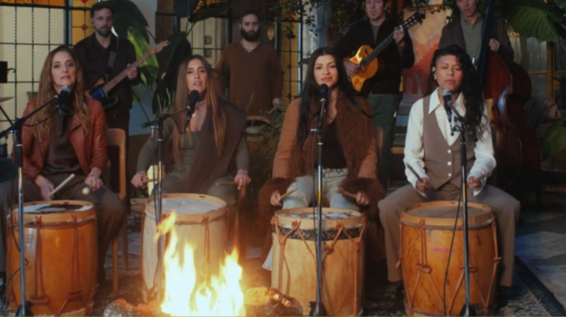 Cazzu y su hermana se unieron a Soledad y Natalia Pastorutti en una reversionada folklórica
