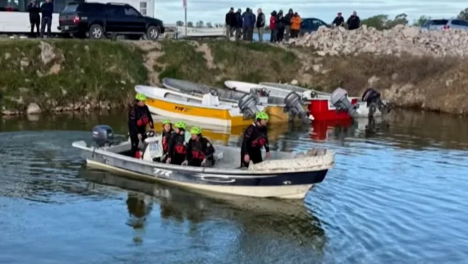 Por causas que se encuentran bajo investigación judicial, la embarcación perdió estabilidad de manera imprevista y volcó, provocando la caída inmediata de todos sus tripulantes a las heladas aguas.