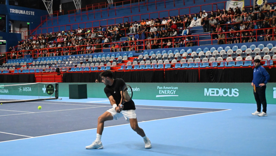 El revés de Fran Cerúndolo, en un intenso peloteo con Thiago Tirante que se vivió como un partido en la tribuna del Ruca Che. (Foto: Cecilia Maletti)