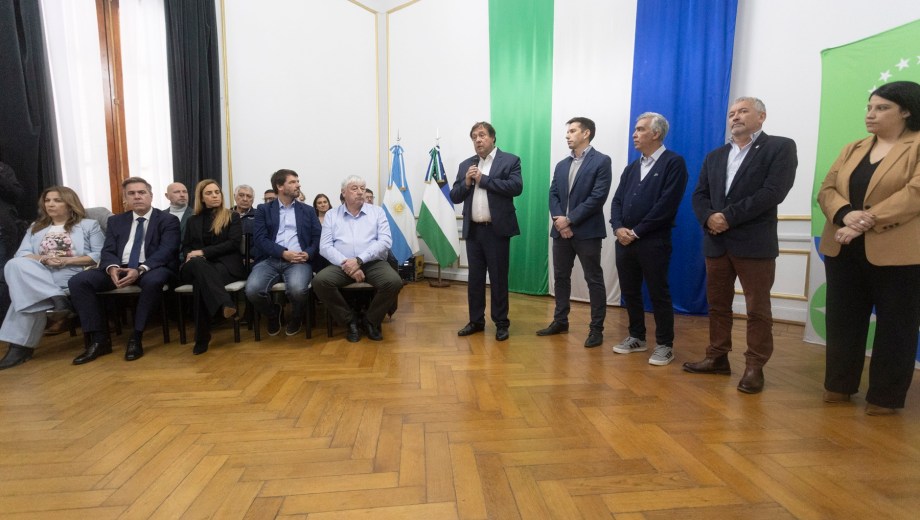 Río Negro firmó con 14 municipios la Compensación Financiera Transitoria