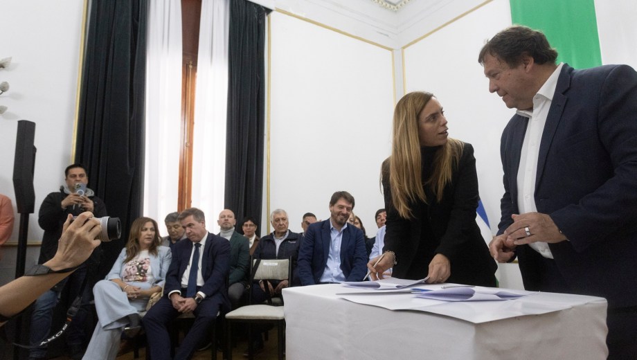 Esta semana el gobernador firmó los convenios de compensaciones transitorias a 14 municipios. Foto: Pablo Leguizamón