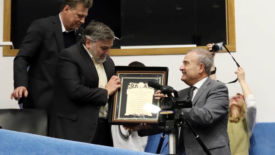 El vicegobernador Pesatti entregó el reconocimiento a Invap. Foto: Marcelo Ochoa