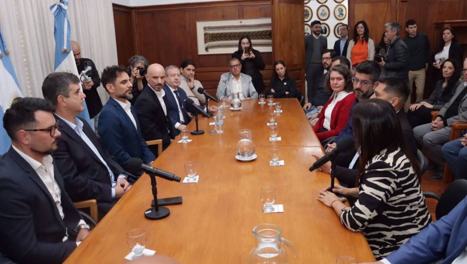 El titular de la Anide, Joaquín Perrén, firmó el acuerdo con investigadores (Neuquén informa)