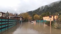 Imagen de Evacuaron una familia en Lago Puelo por la crecida del río Azul luego del temporal de lluvia