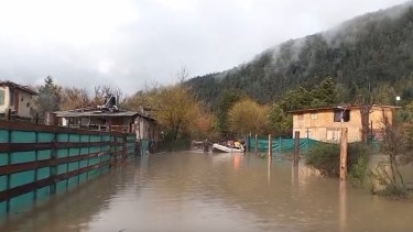 Evacuaron una familia en Lago Puelo por la crecida del río Azul luego del temporal de lluvia