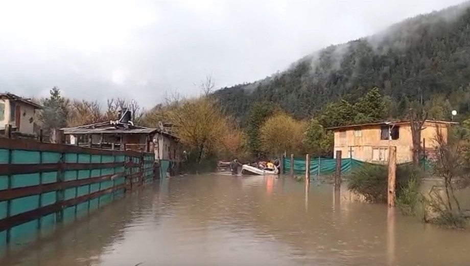Una familia fue evacuada en Lago Puelo. Foto: Captura video Instagram  ultimomomento elbolson. 