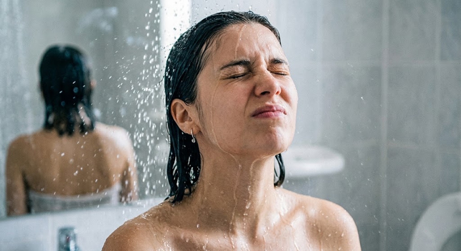 El uso de agua fría al final del lavado del cabello para mejorar su brillo