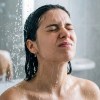 Imagen de Agua fría para el pelo: el gesto al final del lavado que puede ayudar a darle más brillo