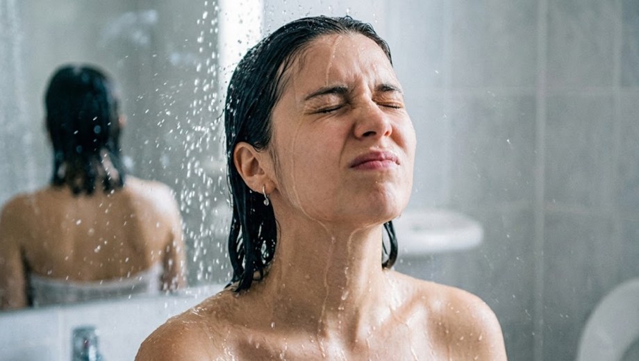 El agua fría ayuda a cerrar la cutícula al final del lavado.