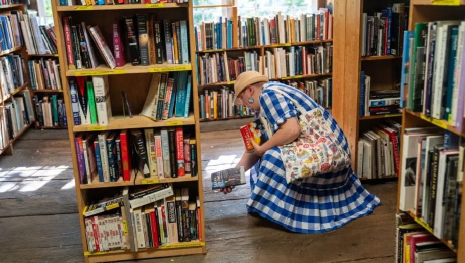 Leer, buscar el libro, una experiencia que buscan que no muera. FOTO: Gentileza CNN Español.