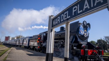La locomotora a vapor volvió a las vías y celebró los 140 años de la llegada del tren a Mar del Plata