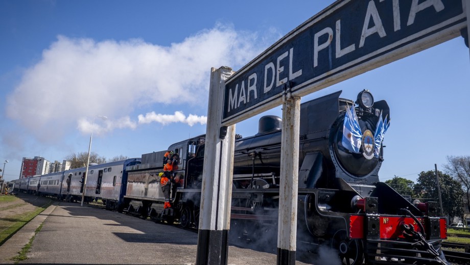 La locomotora de 100 años volvió a las vías y celebró los 140 años del tren a Mar del Plata. Foto: Clarín