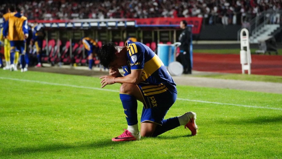 Leandro Lozano homenajeó a Juan Izquierdo luego de convertir un gol fundamental en el Morumbí. (Foto: Clarín Fotografía)