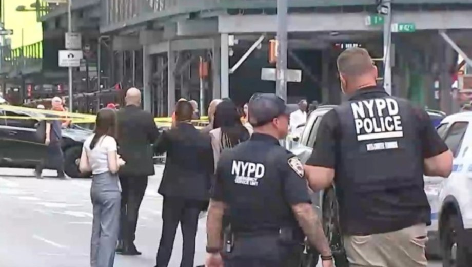 Conmoción por dos personas apuñalas en Times Square. Foto: AP. 