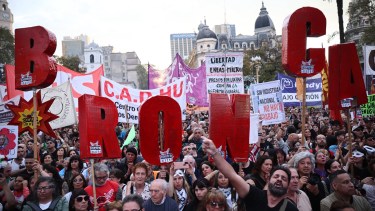 Marcha de la Bronca contra Milei: la izquierda se movilizó a Plaza de Mayo y reclamó un paro nacional a la CGT