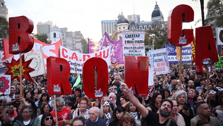 Marcha de la Bronca en Plaza de Mayo. Foto: Clarín Fotografía.
