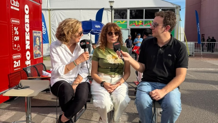 María Pasqualini, secretaria de Jefatura de Gabinete municipal, junto a Verónica Bonacchi y Juan Moro.