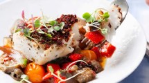 Imagen de Merluza con ratatouille y mousse de morrón: colorido, suave y bien aromático