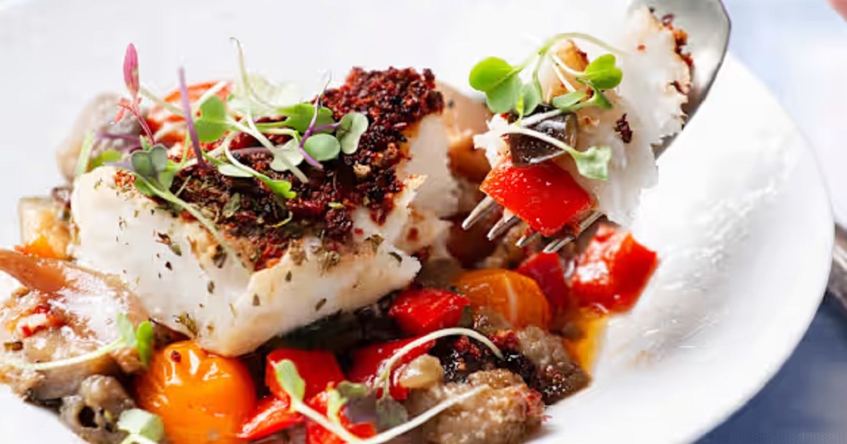 Merluza con ratatouille y mousse de morrón: colorido, suave y bien aromático