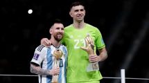 Imagen de «Ni loco soy candidato al Balón de Oro, pero Messi sí», largó Dibu Martínez en su vuelta al país