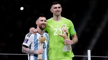 «Ni loco soy candidato al Balón de Oro, pero Messi sí», largó Dibu Martínez en su vuelta al país