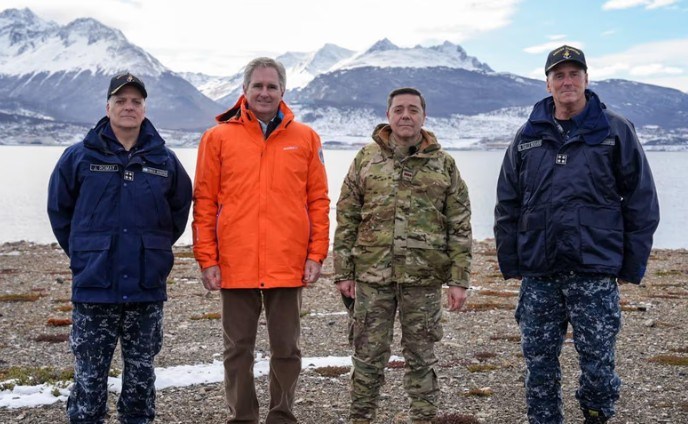 Carlos Presti con el motivo del proyecto de la construcción de una base estuvo en Tierra del Fuego. Foto: Gentileza NA.  