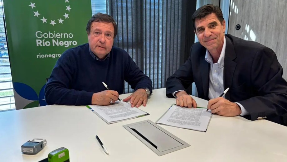 El gobernador Alberto Weretilneck y el Ricardo Hösel, CEO de Oldelval, firmaron el acuerdo.