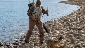 Pescaba en la Patagonia, sacó una trucha, un zorro se la robó y quedó filmado