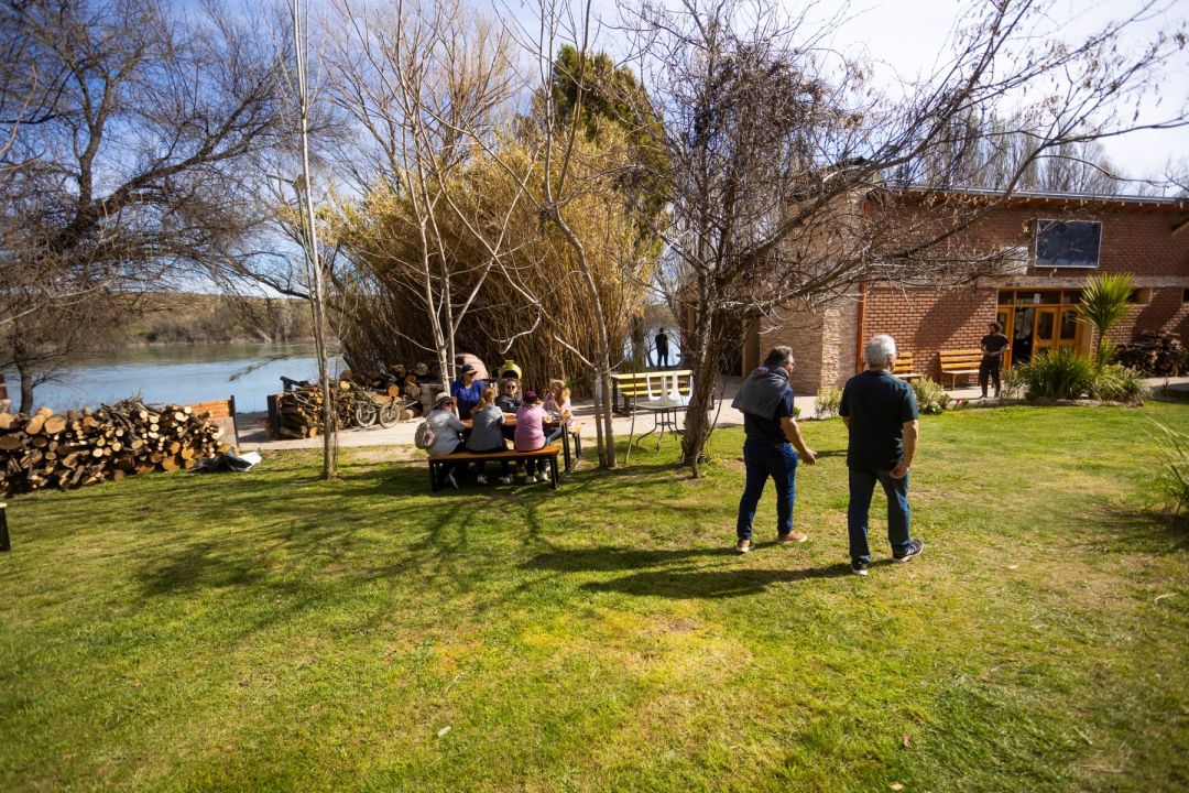 La estancia Peumayén se encuentra sobre la Ruta Nacional 250, a la altura del kilómetro 31, y se accede luego de cruzar el río Negro en balsa. Foto: Pablo Leguizamon.