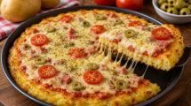 Imagen de Pizza de papa: la receta fácil y económica que se hace sin masa