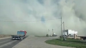 Importante incendio de pastizales afecta el tránsito en la Ruta 151 cerca del Tercer Puente