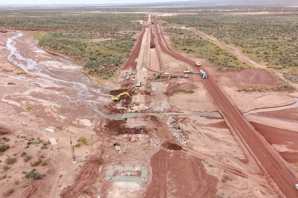 Imagen de Arroyo Carranza: comenzó la instalación del puente que impedirá los cortes por lluvia en Vaca Muerta