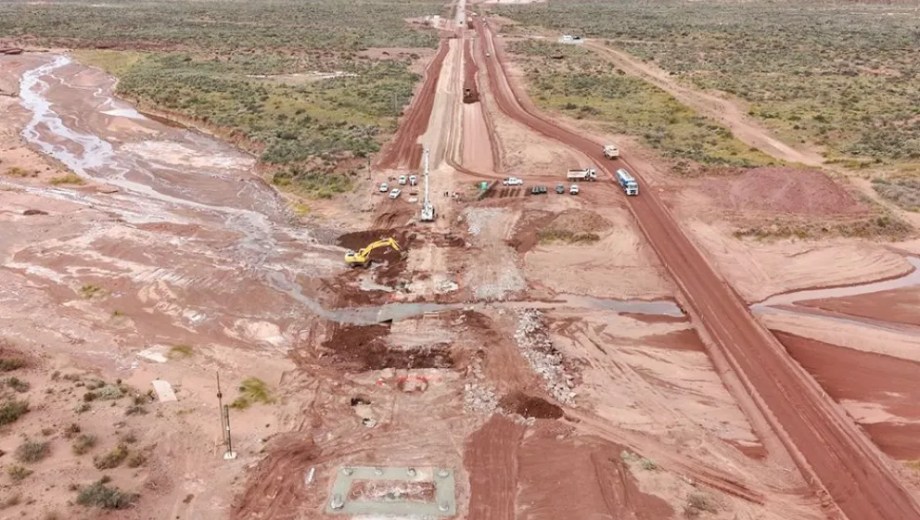 Avanzan las fundaciones del nuevo puente sobre el arroyo Carranza en la Ruta Provincial 5, una obra clave para la conectividad de Neuquén y la logística de Vaca Muerta.