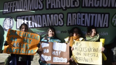 Reclamo en Bariloche por la quita de adicionales que recortan salarios en Parques y la CNEA