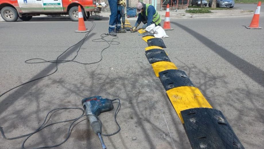 Desde el área de Fiscalización anticiparon que la colocación continuará en otros puntos de la ciudad. Foto: municipio de Cipolletti. 