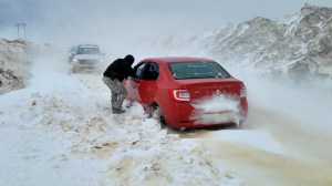 Rescate en Primeros Pinos: una familia con una embarazada de 9 meses quedó varada por la nieve en la Ruta 13 de Neuquén