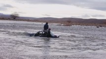 Imagen de Crecida del río Chico: dos personas quedaron atrapadas con su auto en medio de la corriente