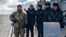 Imagen de Previo a su encuentro con Milei, Kast visitó el Estrecho de Magallanes con un amplio despliegue militar