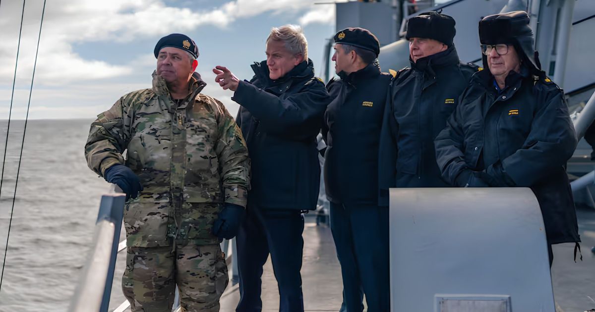 Kast lidera ejercicio naval en el Estrecho de Magallanes previo a reunión con Milei
