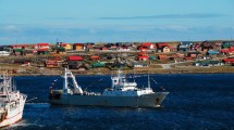 Imagen de Islas Malvinas: denuncian por contrabando a pesqueras que operan en el mar argentino con licencias británicas
