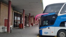 Imagen de Viajaba a Viedma, volcó un termo con agua caliente arriba de un bebé y lo imputaron por las quemaduras