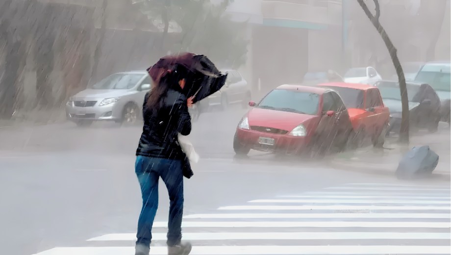Alerta por lluvia en Neuquén y Río Negro hasta este miércoles 23: cuándo se eleva a naranja y en dónde se suma el viento