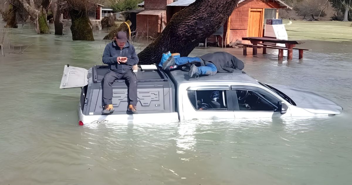 Cubierta de TN varada por crecida del río Manso durante inundaciones en Río Negro