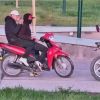 Imagen de Video | se sacaban fotos con un arma en una plaza en Fernández Oro, los descubrió el 911 y cayeron detenidos