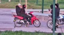 Imagen de Insólito: se sacaban fotos con un arma en una plaza en Fernández Oro, los descubrió el 911 y cayeron detenidos