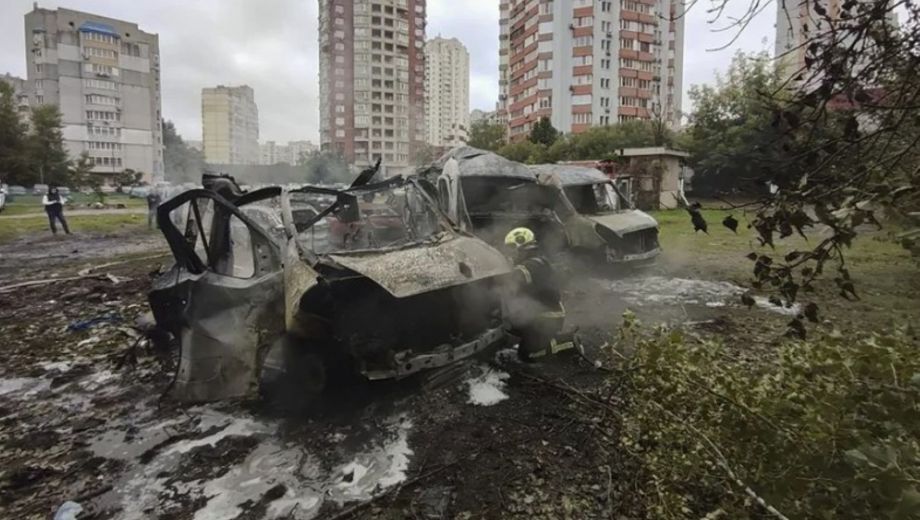 Bombardeo contra una zona residencial de Kiev. Foto:  Gentileza Servicio Estatal de Emergencias/ vía EFE.