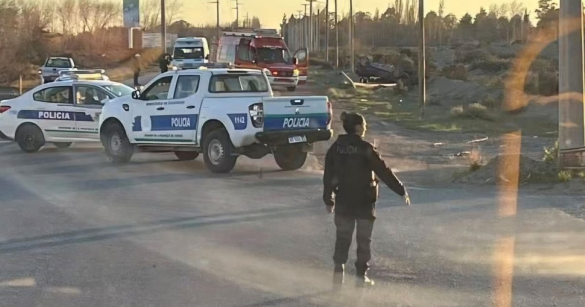 Fatal accidente en Trelew: un hombre murió tras volcar y chocar contra un poste